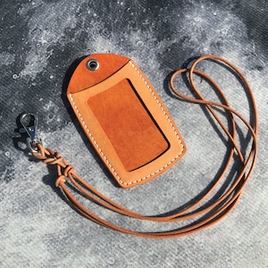 Personalisierter Ausweishalter aus Leder mit verstellbarem Band - Ausweishalter für Kollegen - Geburtstagsgeschenk - mit personalisierter Initialprägung