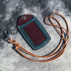 Personalisierter Ausweishalter aus Leder mit verstellbarem Band - Ausweishalter für Kollegen - Geburtstagsgeschenk - mit personalisierter Initialprägung