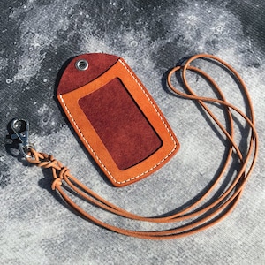 Personalisierter Ausweishalter aus Leder mit verstellbarem Band - Ausweishalter für Kollegen - Geburtstagsgeschenk - mit personalisierter Initialprägung