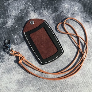 Personalisierter Ausweishalter aus Leder mit verstellbarem Band - Ausweishalter für Kollegen - Geburtstagsgeschenk - mit personalisierter Initialprägung