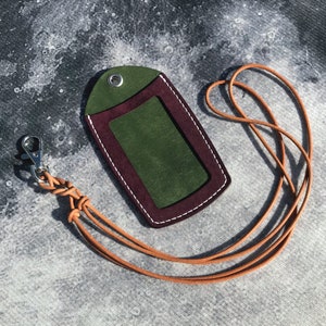 Personalisierter Ausweishalter aus Leder mit verstellbarem Band - Ausweishalter für Kollegen - Geburtstagsgeschenk - mit personalisierter Initialprägung