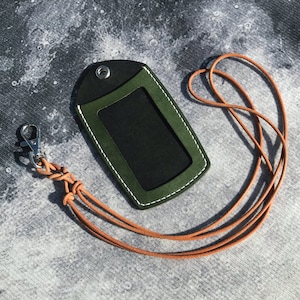 Personalisierter Ausweishalter aus Leder mit verstellbarem Band - Ausweishalter für Kollegen - Geburtstagsgeschenk - mit personalisierter Initialprägung