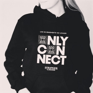Könnte beinhalten: Schwarzer Hoodie mit weißem Text, der "Live in fragments no longer" und "Only Connect" mit einer Schach-Turm-Grafik lautet. Der Text "Stranger Chess" befindet sich unter der Grafik.