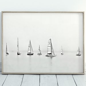 K&ouml;nnte beinhalten: Eine Schwarzwei&szlig;illustration von Segelbooten auf einem ruhigen Gew&auml;sser. Die Segelboote sind in einer Reihe angeordnet, wobei das gr&ouml;&szlig;te Segelboot in der Mitte steht. Das Bild ist minimalistisch und abstrakt, mit einem Fokus auf die Formen der Segelboote.