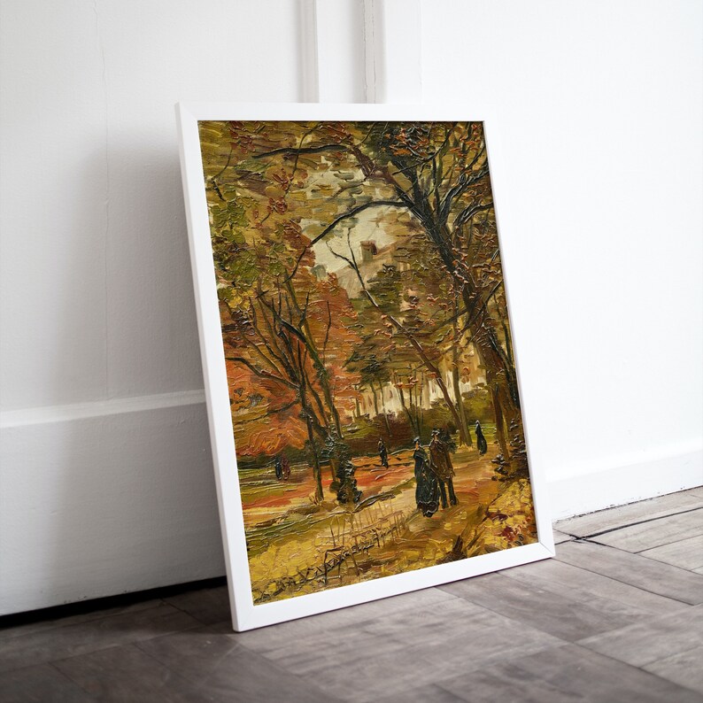 K&ouml;nnte beinhalten: Ein Gem&auml;lde, das eine Parkszene mit B&auml;umen in Herbstfarben zeigt. Die B&auml;ume sind haupts&auml;chlich gelb und orange, mit einigen noch sichtbaren gr&uuml;nen Bl&auml;ttern. Menschen gehen im Park spazieren, und der Weg ist von B&auml;umen ges&auml;umt. Das Gem&auml;lde ist in einem Stil gehalten, der an den Impressionismus erinnert.
