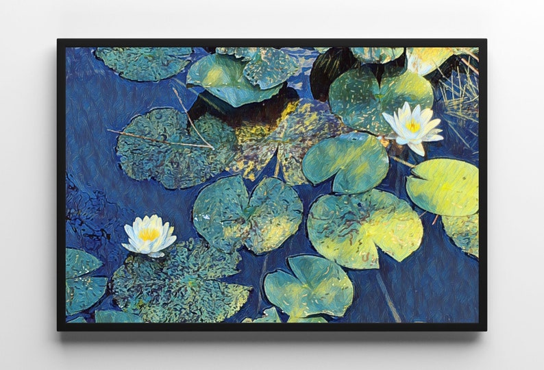 Op de afbeelding: Een schilderij van witte waterlelies met gele centra, drijvend op een blauwe vijver met groene waterleliebladeren. De waterlelies zijn scherp, terwijl de waterleliebladeren licht wazig zijn.