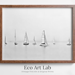 K&ouml;nnte beinhalten: Eine Schwarzwei&szlig;skizze von Segelbooten auf einem ruhigen Gew&auml;sser. Die Segelboote sind in einer Reihe angeordnet, wobei das gr&ouml;&szlig;te Segelboot in der Mitte steht. Das Bild hat einen Vintage-Charakter und ist in einem braunen Holzrahmen gerahmt.