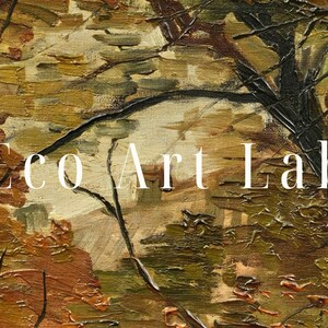 K&ouml;nnte beinhalten: Ein Gem&auml;lde, das eine Waldszene mit einem dicken, dunklen Baumstamm im Vordergrund zeigt. Der Text "Eco Art Lab" ist &uuml;ber das Bild gelegt.