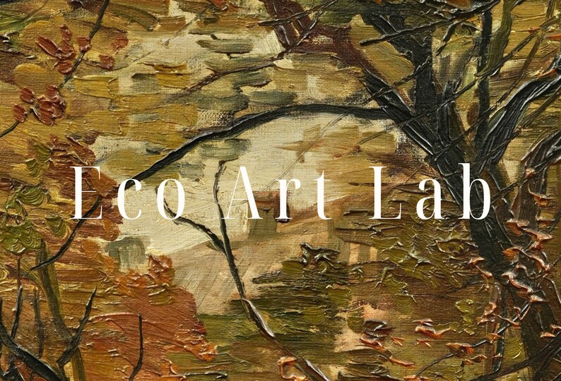 K&ouml;nnte beinhalten: Ein Gem&auml;lde, das eine Waldszene mit einem dicken, dunklen Baumstamm im Vordergrund zeigt. Der Text "Eco Art Lab" ist &uuml;ber das Bild gelegt.
