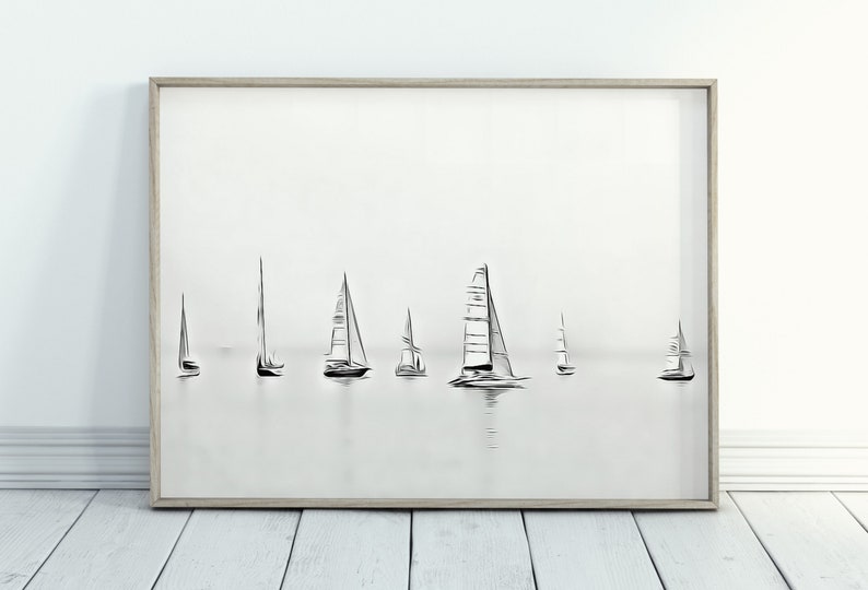 K&ouml;nnte beinhalten: Eine Schwarzwei&szlig;illustration von Segelbooten auf einem ruhigen Gew&auml;sser. Die Segelboote sind in einer Reihe angeordnet, wobei das gr&ouml;&szlig;te Segelboot in der Mitte steht. Das Bild ist minimalistisch und abstrakt, mit einem Fokus auf die Formen der Segelboote.