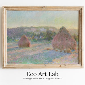 Könnte beinhalten: Ein Vintage-Gemälde, das eine Landschaft mit zwei Heuballen im Vordergrund zeigt. Die Heuballen sind hellrosa und von einem Feld mit violetten Wildblumen umgeben. Der Hintergrund ist ein nebliger blauer Himmel mit ein paar Bäumen in der Ferne.