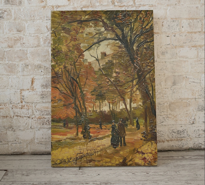K&ouml;nnte beinhalten: Ein Gem&auml;lde, das eine Parkszene mit B&auml;umen in Herbstfarben zeigt. Die B&auml;ume sind haupts&auml;chlich braun und gelb, mit einigen noch sichtbaren gr&uuml;nen Bl&auml;ttern. Menschen gehen im Park spazieren, und das Gem&auml;lde hat eine warme, einladende Atmosph&auml;re.