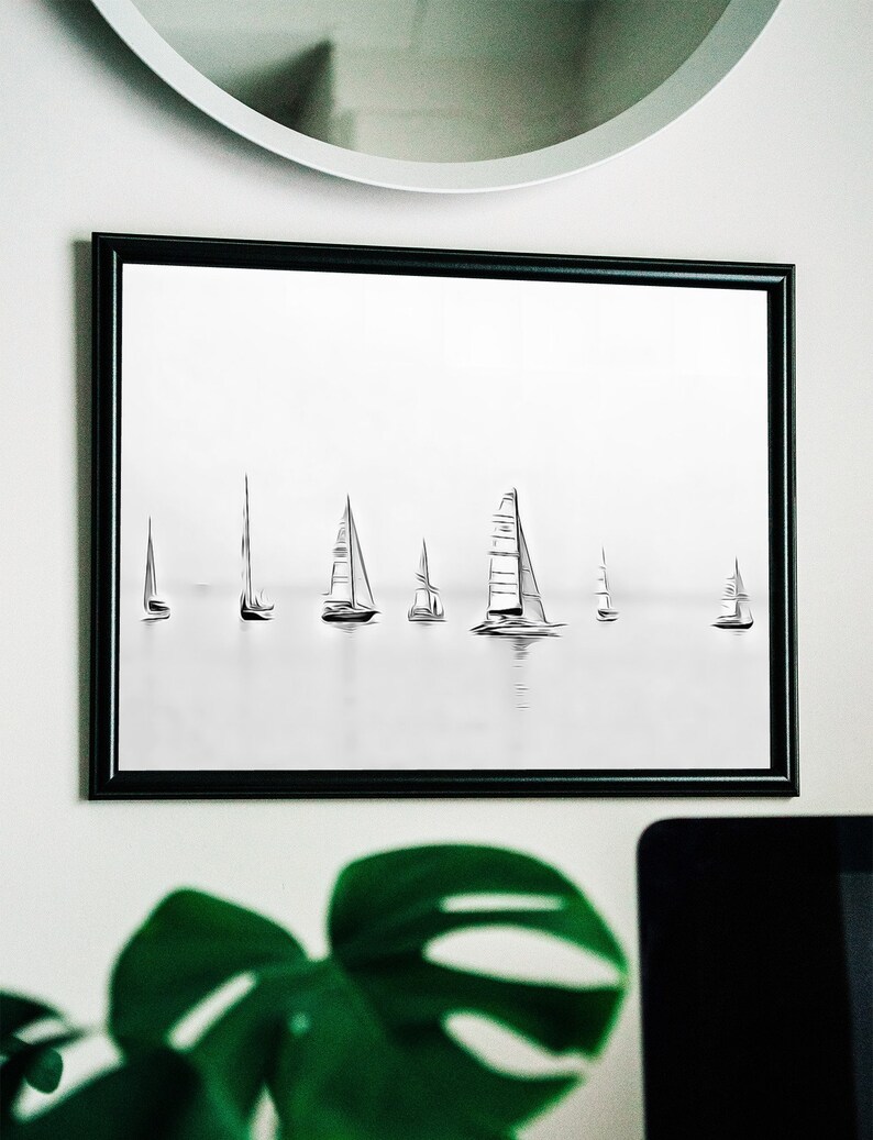 K&ouml;nnte beinhalten: Ein schwarz-wei&szlig; gerahmter Druck einer minimalistischen Zeichnung von Segelbooten auf dem Wasser. Die Segelboote sind unterschiedlich gro&szlig; und in einer Reihe angeordnet.