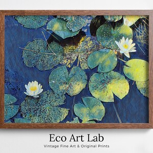 Op de afbeelding: Een ingelijste print van een aquarel van witte waterlelies met groene bladeren die op een blauwe vijver drijven. De print is ingelijst in een bruin houten lijst. De tekst "Eco Art Lab" en "Vintage Fine Art & Original Prints" is onder de lijst gedrukt.