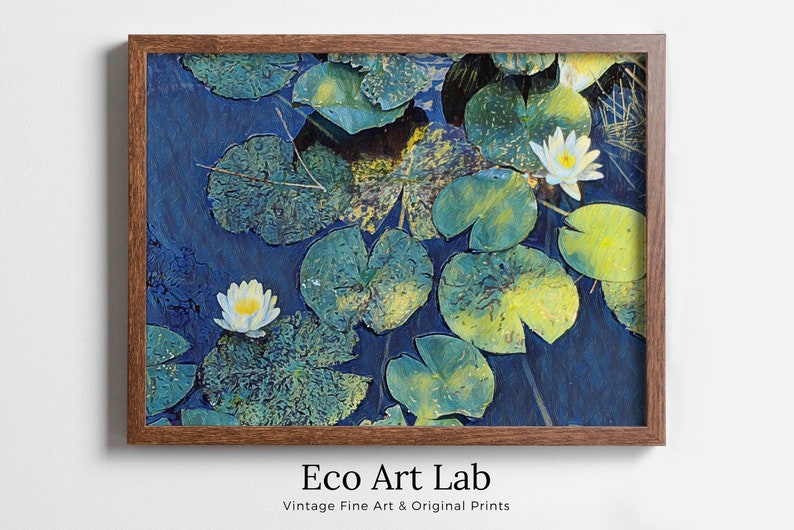 Op de afbeelding: Een ingelijste print van een aquarel van witte waterlelies met groene bladeren die op een blauwe vijver drijven. De print is ingelijst in een bruin houten lijst. De tekst "Eco Art Lab" en "Vintage Fine Art & Original Prints" is onder de lijst gedrukt.