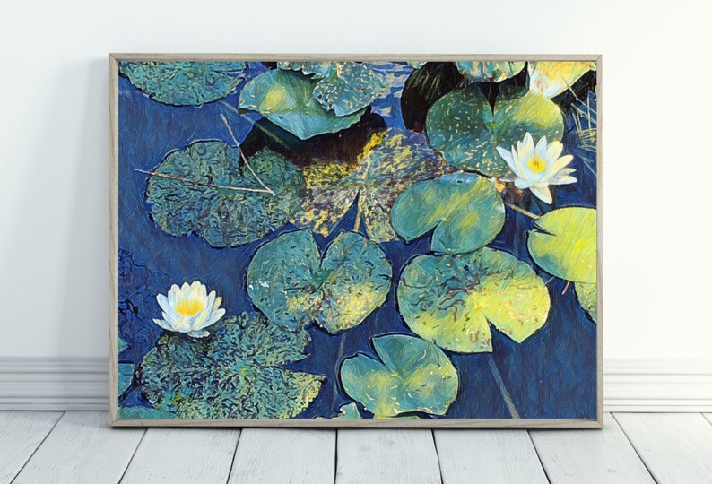 Op de afbeelding: Een schilderij van witte waterlelies met gele centra, drijvend op een blauwe vijver met groene waterleliebladeren. De waterleliebladeren hebben een geel en groen kleurpatroon.