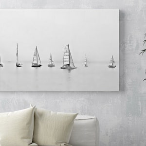 K&ouml;nnte beinhalten: Eine Schwarzwei&szlig;illustration von Segelbooten auf einem ruhigen Gew&auml;sser. Die Segelboote sind in einer Reihe angeordnet, wobei das gr&ouml;&szlig;te Segelboot in der Mitte steht.