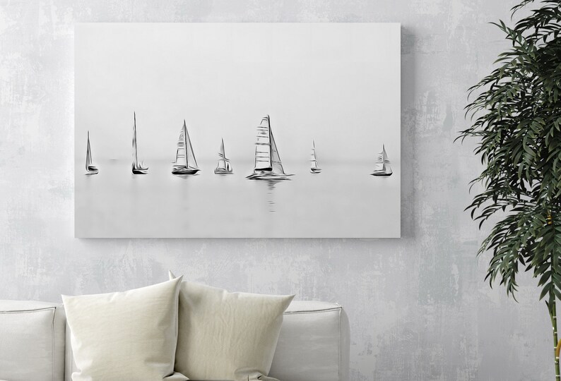 K&ouml;nnte beinhalten: Eine Schwarzwei&szlig;illustration von Segelbooten auf einem ruhigen Gew&auml;sser. Die Segelboote sind in einer Reihe angeordnet, wobei das gr&ouml;&szlig;te Segelboot in der Mitte steht.