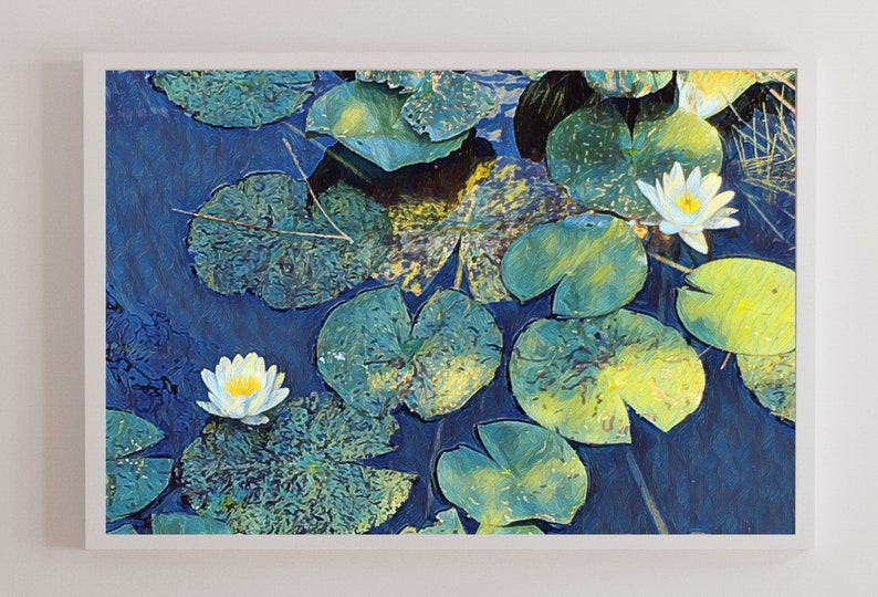 Op de afbeelding: Een schilderij van witte waterlelies met gele centra die op een blauwe vijver drijven. De lelies worden omringd door grote groene waterleliebladeren.
