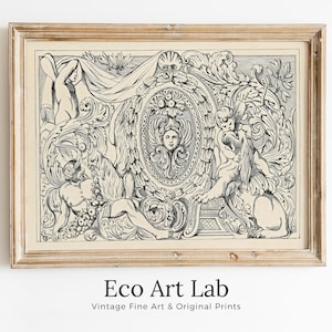 Pode incluir: Uma impressão vintage em preto e branco de um desenho decorativo com um oval central que contém um rosto, rodeado de motivos florais e folhagens ornamentados. Duas figuras são representadas de cada lado do oval, uma com asas e a outra com um tecido fluido. A impressão está emoldurada em uma moldura de madeira clara.