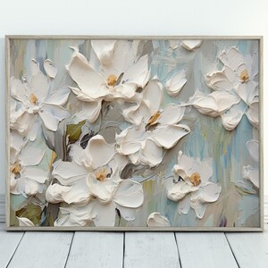 Op de afbeelding: Een schilderij van witte bloemen met een textuur, penseelstreek-effect. De bloemen zijn geschilderd op een blauwe en groene achtergrond.