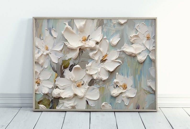 Op de afbeelding: Een schilderij van witte bloemen met een textuur, penseelstreek-effect. De bloemen zijn geschilderd op een blauwe en groene achtergrond.