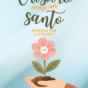Può includere: Una copertina di libro con sfondo azzurro che riporta il testo Crescerò come un santo, Manuale per i catechisti e Percorso in preparazione alla prima comunione in 20 incontri. Una mano sostiene un fiore rosa con JHS al centro.