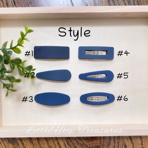Puede incluir: Seis estilos diferentes de pinzas para el pelo de color azul marino, mostradas sobre un fondo blanco. Las pinzas est&aacute;n numeradas del 1 al 6. El texto "Style" est&aacute; en la parte superior de la imagen. El texto "Little Hoop Treasures" est&aacute; en la parte inferior de la imagen.