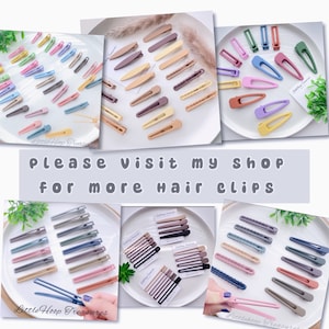 Op de afbeelding: Assortiment van kleurrijke plastic haarclips in verschillende vormen en maten. De clips zijn gerangschikt op witte borden met een witte achtergrond. De tekst "Please visit my shop for more hair clips" is geschreven in zwarte tekst op een witte achtergrond.