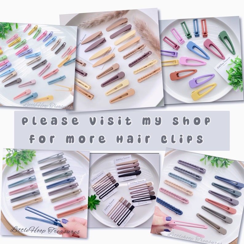 Op de afbeelding: Assortiment van kleurrijke plastic haarclips in verschillende vormen en maten. De clips zijn gerangschikt op witte borden met een witte achtergrond. De tekst "Please visit my shop for more hair clips" is geschreven in zwarte tekst op een witte achtergrond.