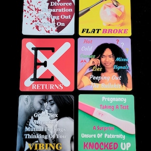 Pu&ograve; includere: Un set di nove carte quadrate colorate con diverse frasi e immagini relative alle relazioni. Le carte presentano frasi come "SPLIT", "FLAT BROKE", "EX RETURNS", "VIBING" e "KNOCKED UP".
