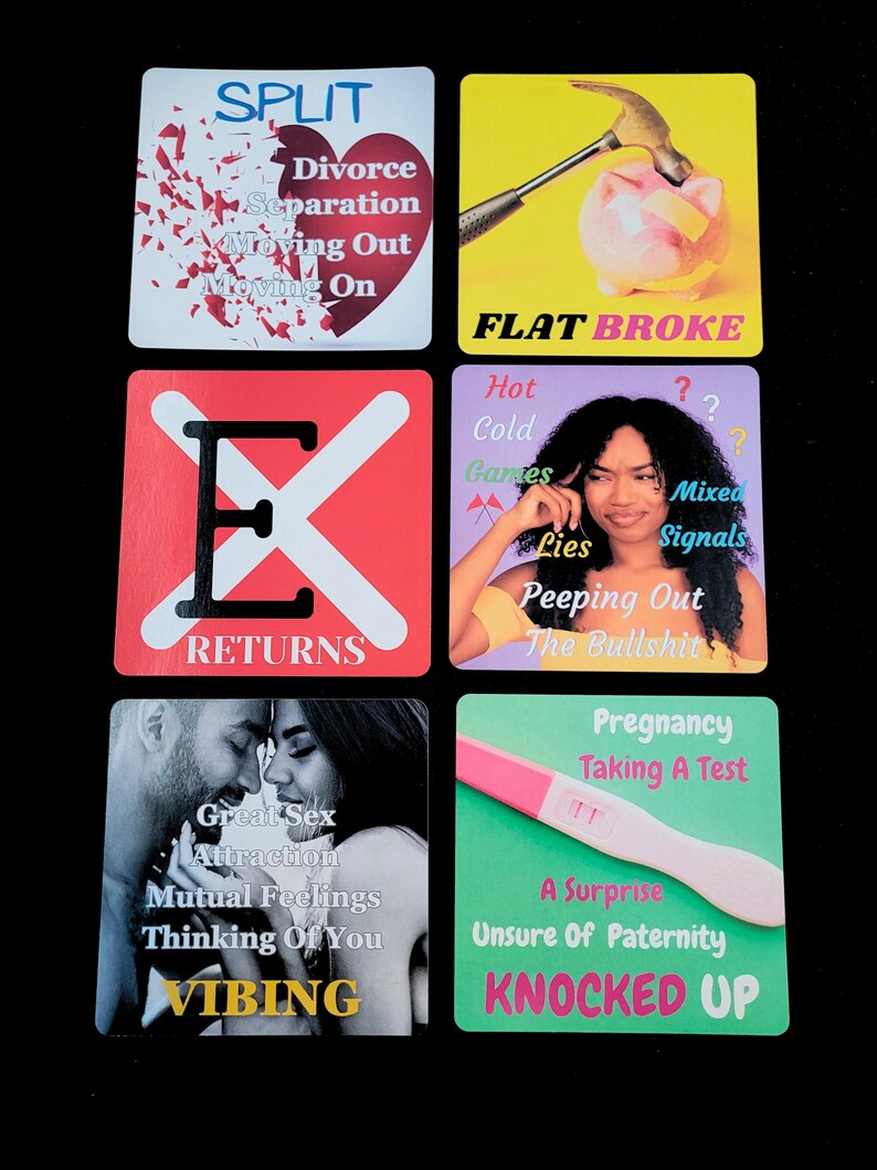 Pu&ograve; includere: Un set di nove carte quadrate colorate con diverse frasi e immagini relative alle relazioni. Le carte presentano frasi come "SPLIT", "FLAT BROKE", "EX RETURNS", "VIBING" e "KNOCKED UP".