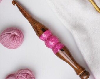 Uncinetto in palissandro/resina glitter rosa, strumento ergonomico per uncinetto