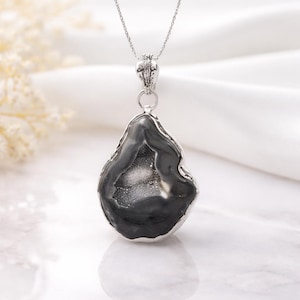 Pendentif Druzy en argent sterling avec agate gris foncé : grosse géode originale