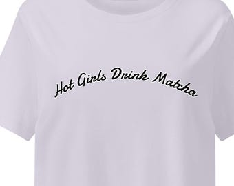 Frauen Hot Girls Drink Matcha Bio-Matcha-T-Shirt mit geripptem Hals