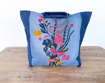 Handgjord återvunnen denimtygväska med broderad blommönster
