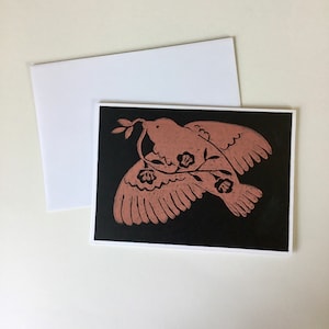 Bloco impresso, pássaro, em branco, cartão de felicitações, tinta de cor salmão, em papel preto