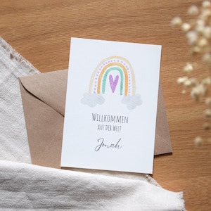 Personalisierte Karte zur Geburt | Postkarte DIN A6 fürs Baby | Geburtskarte mit Regenbogen in lila und grün | mit passendem Briefumschlag