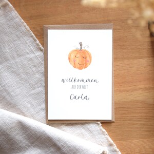 Herbstliche Karte zur Geburt, personalisierbar | Geburtskarte für Mädchen und Jungen mit niedlichem Kürbis | Postkarte zur Geburt in DIN A6