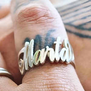 Personlig namnring i sterlingsilver, Carrie-fontring, personliga smycken