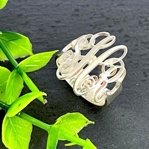 Anillo grande con monograma de tres letras: iniciales entrelazadas gruesas, plata de ley 925, chapado en oro de 24 quilates, joyería para el Día de la Madre, regalo familiar