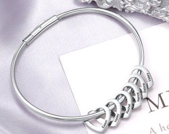 Bracciale della nonna con nomi di bambini - Bracciale delicato con ciondoli a cuore incisi personalizzati - Gioielli di famiglia - Regalo per la festa della mamma per la tata