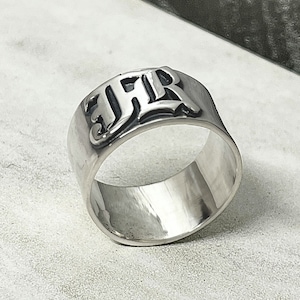 Anillo con nombre en inglés antiguo en plata de ley 925 - Joyería personalizada para hombre - Banda de 12 mm de ancho con grabado personalizado - El mejor regalo para él