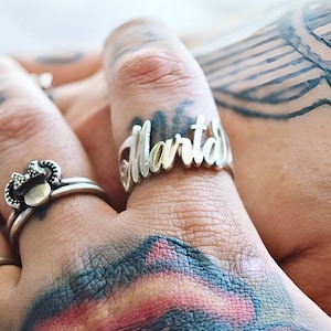 Anello personalizzato con nome in argento sterling, anello con iniziale Carrie Font, gioiello personalizzato