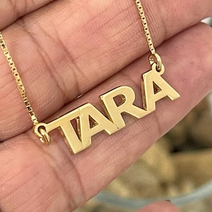 Collar con nombre personalizado en plata de ley 925 / Colgante con placa de identificación con letras mayúsculas en negrita / Regalo personalizado para ella