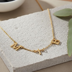 Collar con cruz de dos iniciales en plata de ley - Joyería cristiana personalizada - Regalo de fe para parejas