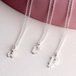 Collar con inicial diminuta, colgante con letra minúscula inglesa antigua en plata de ley 925 - Joyería gótica personalizada - Regalo para ella