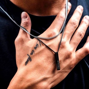 Herenketting - gegraveerde zwarte 3D-staafketting voor vader met kindernamen - roestvrij staal Vaderdag sieraden - familiecadeau voor man, vader