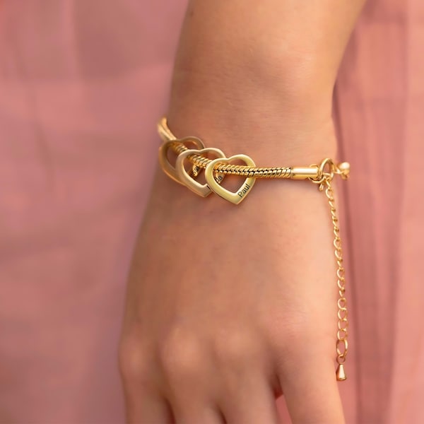 Bracciale mamma personalizzato con nomi dei bambini, braccialetti con ciondoli a forma di cuore incisi per le donne - Gioielli per la famiglia per la festa della mamma - Regalo della nonna per i nipoti