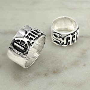 Anillo de motociclista inglés antiguo en plata de ley. Anillo gótico con nombre llamativo. Banda extra ancha y mensaje secreto grabado. Regalo para el Día del Padre.